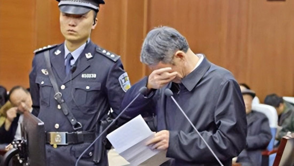 扯下那件行政夹克:贪官受审,必须统一着囚服!