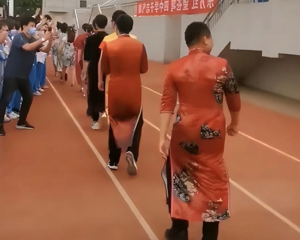 陈先义:从“旗”开得胜、指“腚”能赢到穿连衣裙的男老师