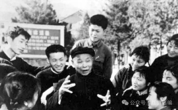 1955年北京召开劳模大会,李富春对毛主席说:我们的老班长回来了