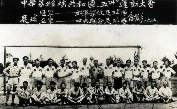 烽火中的红色足球,场面之热烈堪比今日火爆的“苏超”