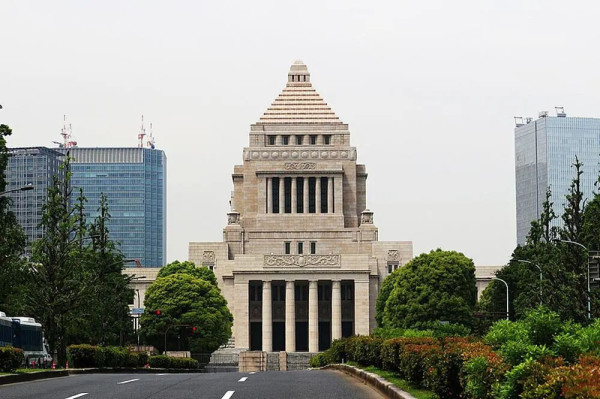 一边是九万亿日元军费，一边自诩“和平国家”，日本莫再欺世盗名！