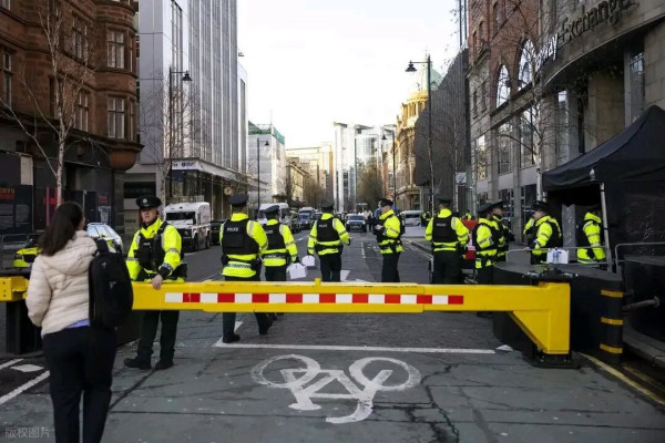 英国失控，血案引爆全国骚乱，老牌帝国加速散架
