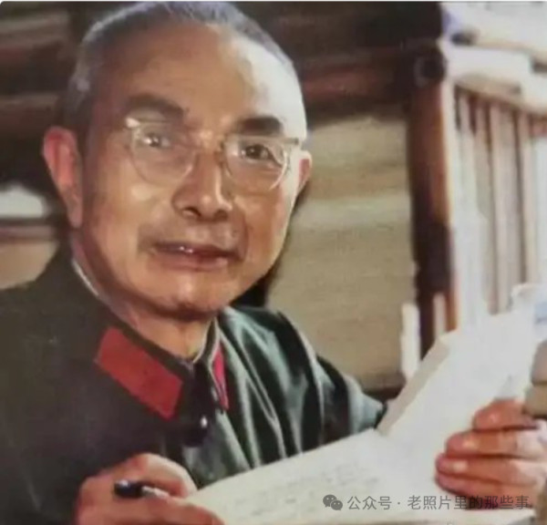 杜聿明说，此人清廉得像个共产党！蒋介石说，难道不捞银子就不是我们的人？