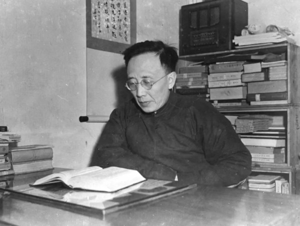 光明日报上，郭沫若这样擎旗学术争鸣