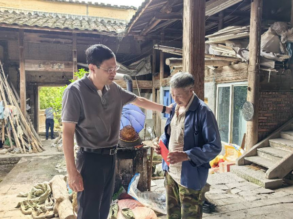 陈先义：一个被百姓称为“真正共产党人”的县委书记