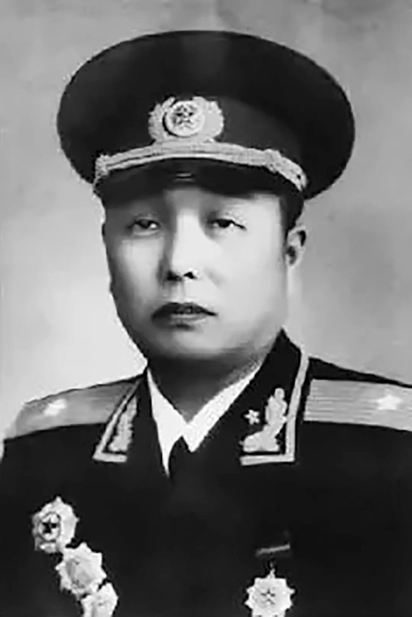 毛泽东提醒全党警惕的“何鸣危险”的来龙去脉