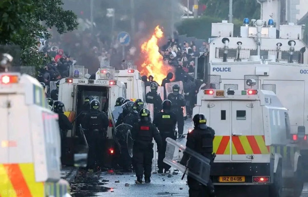 英国失控，血案引爆全国骚乱，老牌帝国加速散架