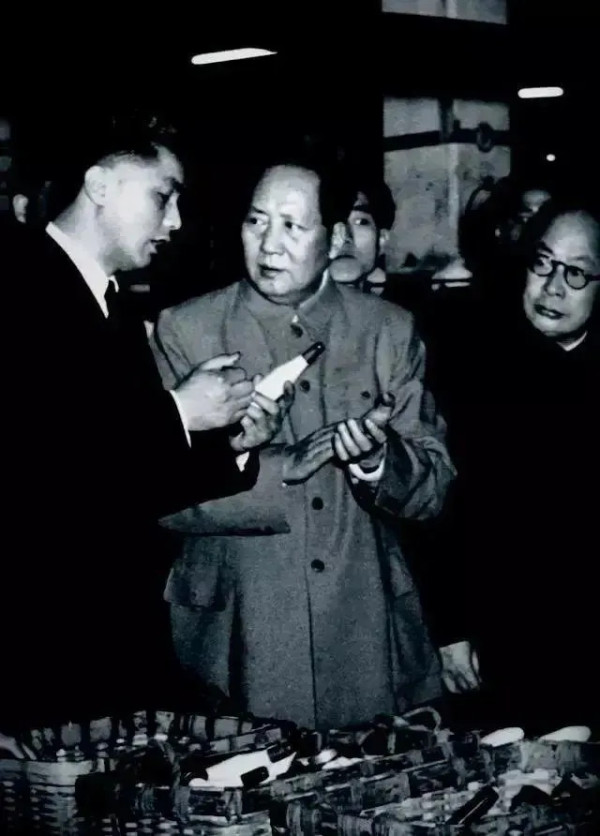 荣毅仁眼中的毛主席：“周到又全面，稳重又果敢”