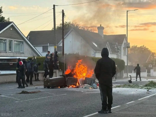 英国失控，血案引爆全国骚乱，老牌帝国加速散架