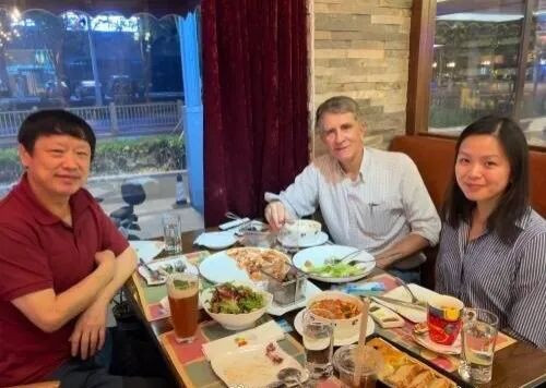 闹到被我国“驱逐出境”的美国女记者，是一副什么嘴脸？