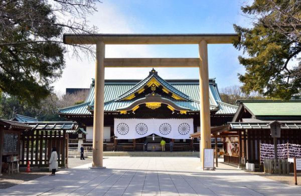 战犯释放、军官复职、神社祭拜，谁给日本军国主义松了绑？