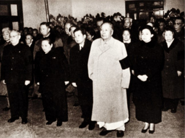 毛主席参加陈毅追悼会，在一副挽联前问：这个人来了吗？