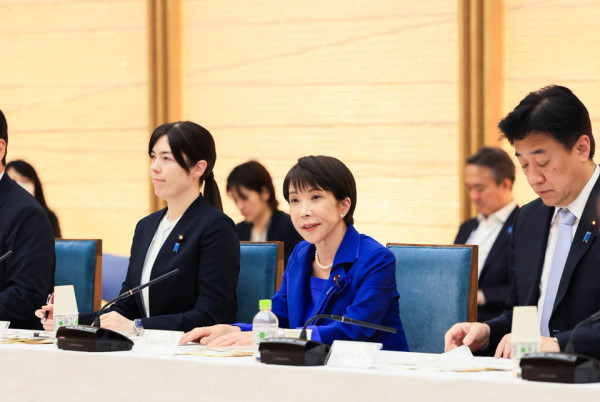 战犯释放、军官复职、神社祭拜，谁给日本军国主义松了绑？